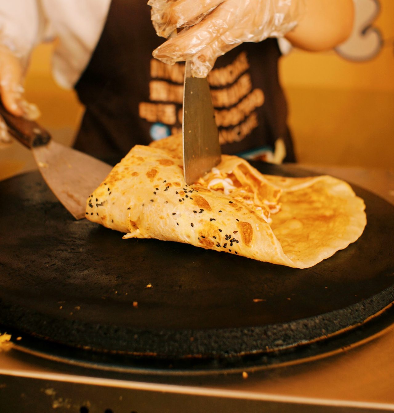 Galette garnie pliée sur la plaque de cuisson