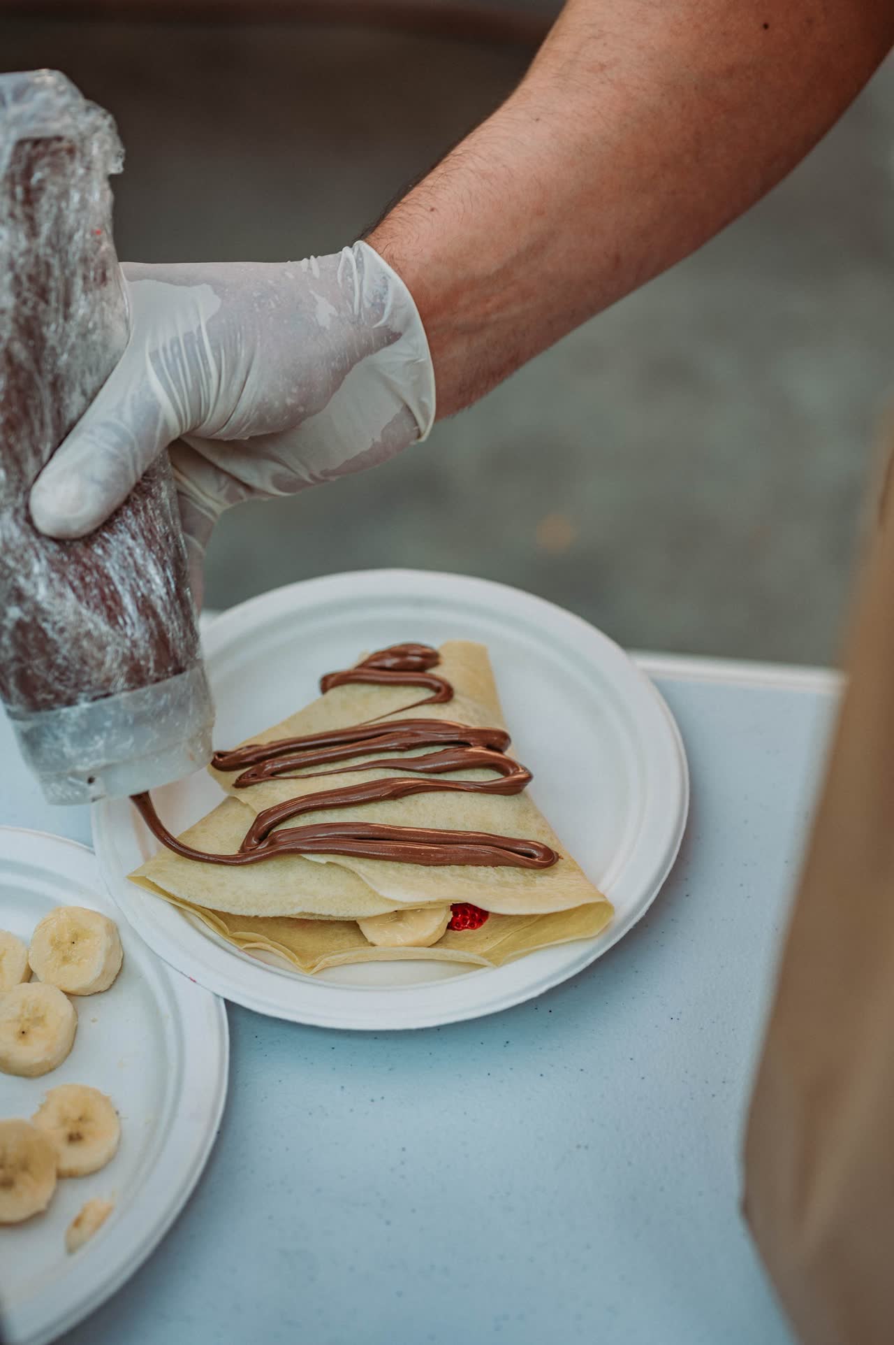 Filet de chocolat versé sur une crêpe